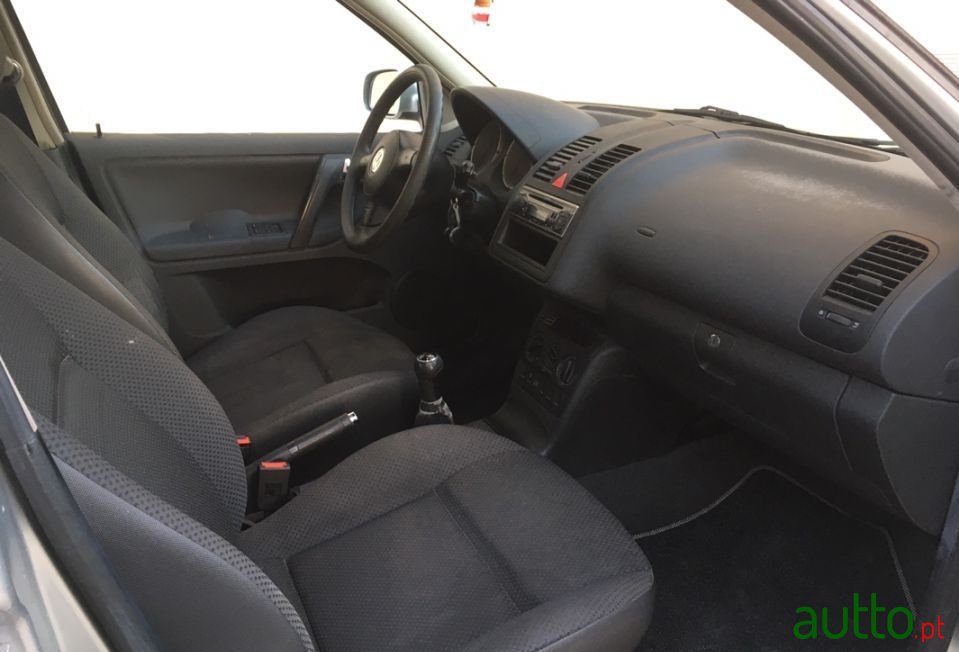 2001' Volkswagen Polo 1.0 photo #4