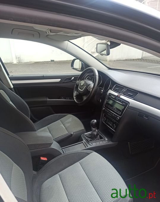 2013' Skoda Superb Break photo #5