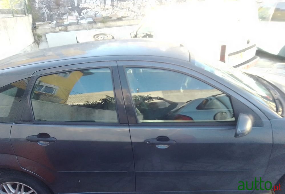 2002' Ford Focus 1.6 Ghia photo #1