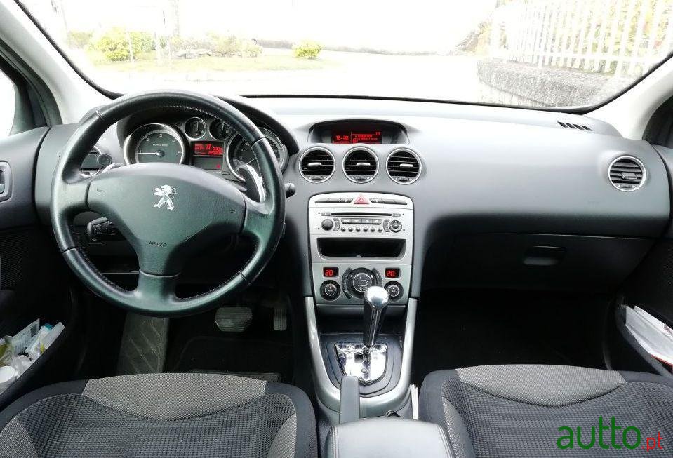 2011' Peugeot 308 Sw photo #2