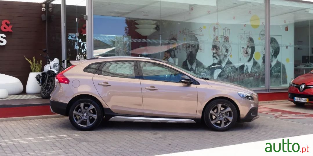 2014' Volvo V40 Cross Country photo #5