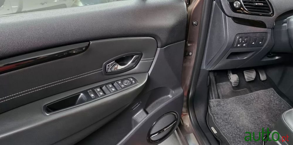 2012' Renault Grand Scenic photo #3