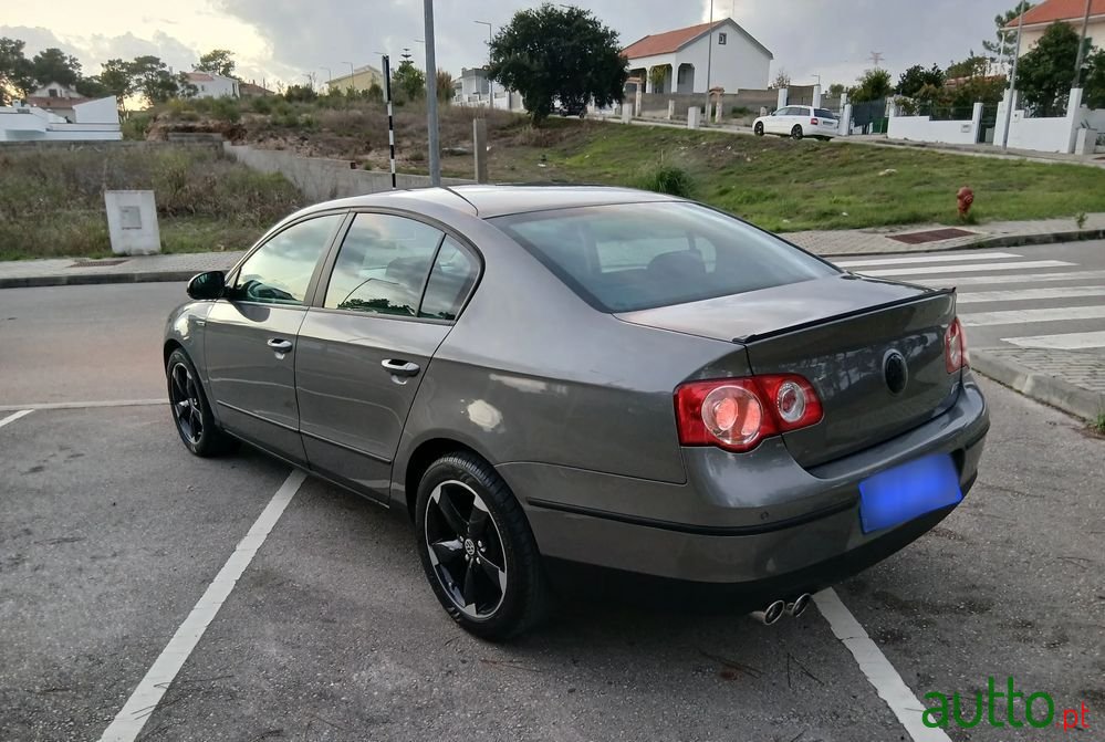2005' Volkswagen Passat photo #4