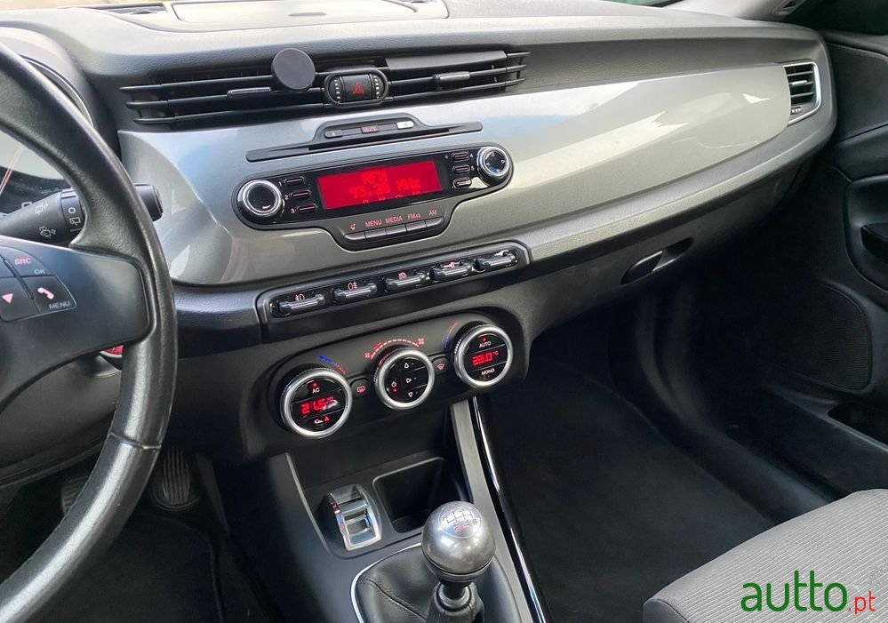 2012' Alfa Romeo Giulietta photo #4