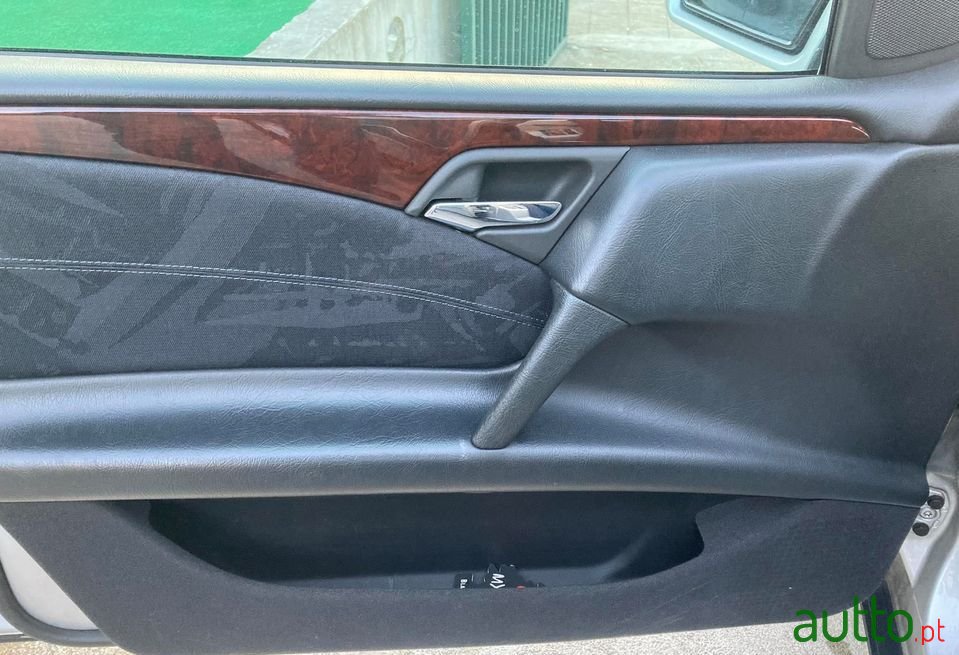 1997' Mercedes-Benz E-220 photo #5