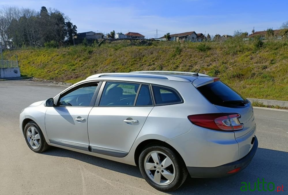2011' Renault Megane photo #1