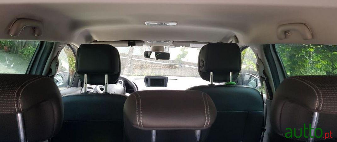 2011' Renault Megane Sport Tourer photo #2