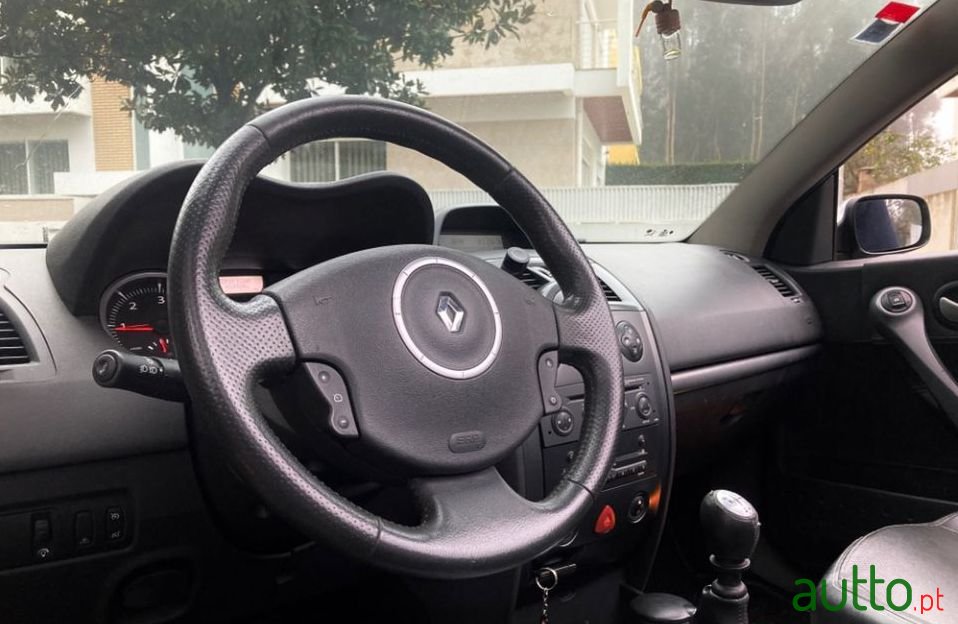 2008' Renault Megane photo #2