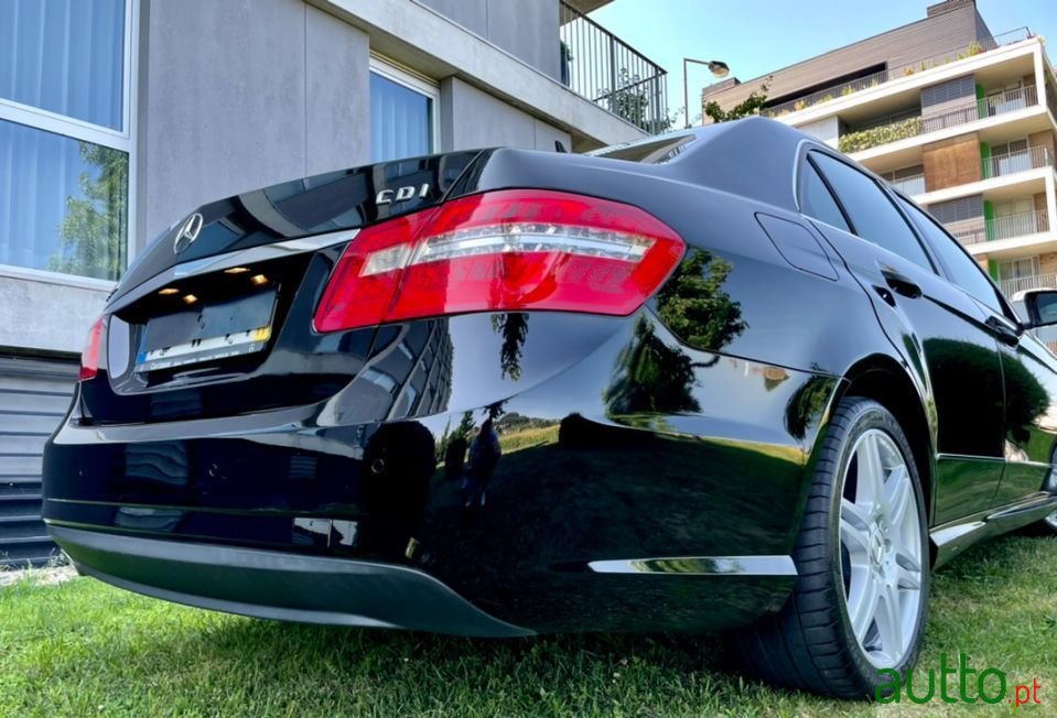 2009' Mercedes-Benz E-250 photo #2