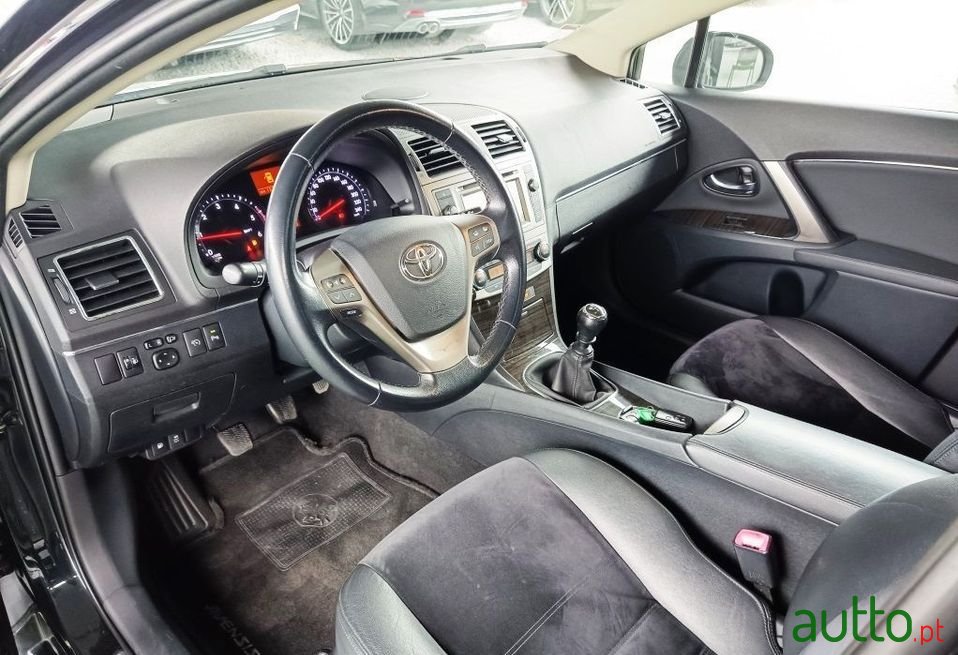 2012' Toyota Avensis Sw photo #4