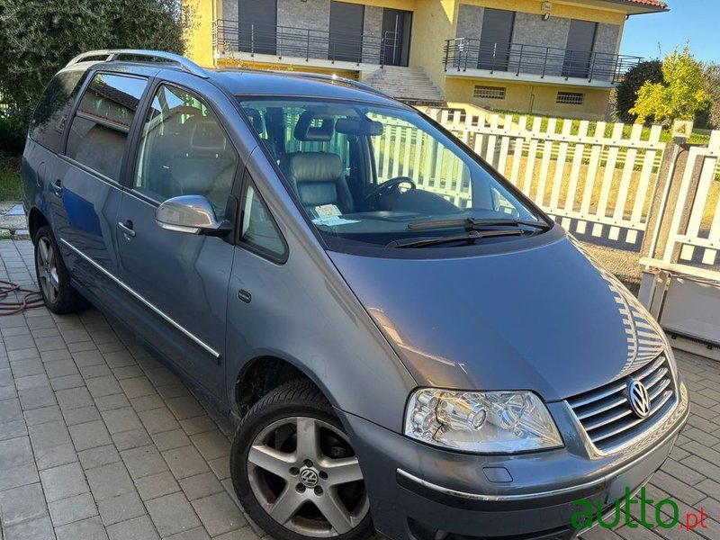 2008' Volkswagen Sharan 2.0 Tdi Highline photo #2