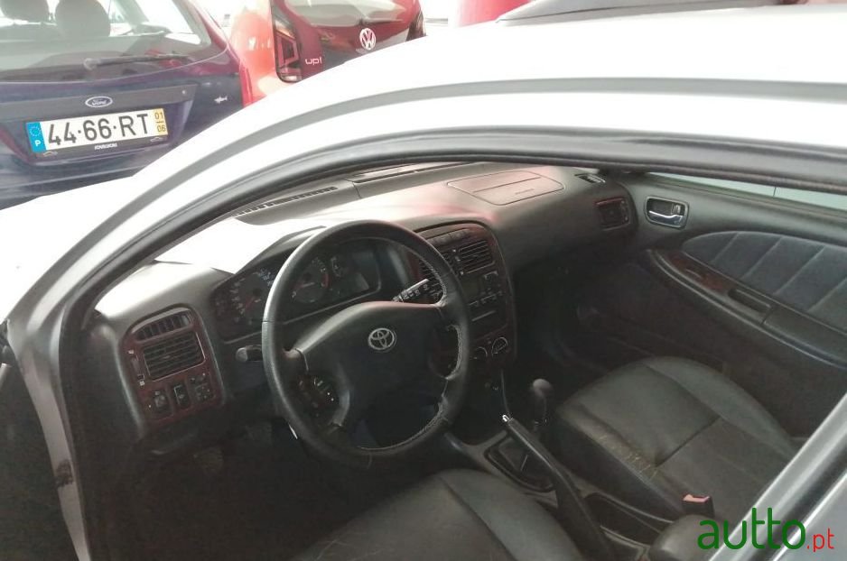 2002' Toyota Avensis photo #1