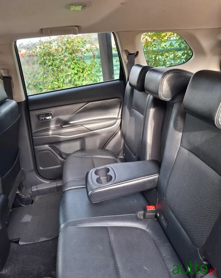 2013' Mitsubishi Outlander 2.2 Di-D Instyle photo #4