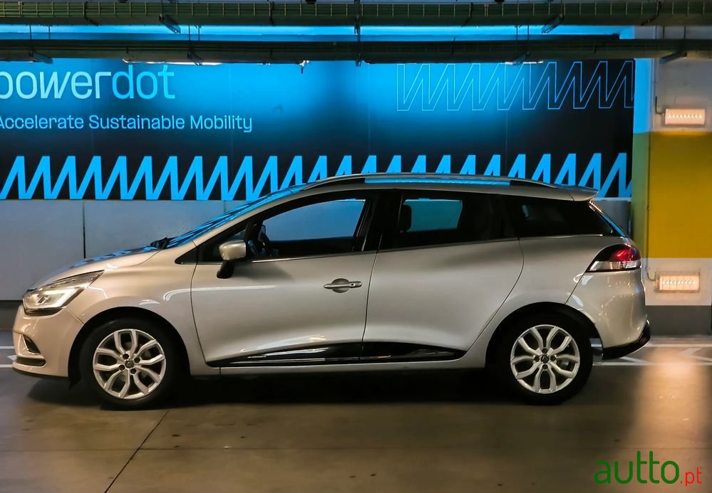 2017' Renault Clio Sport Tourer photo #2