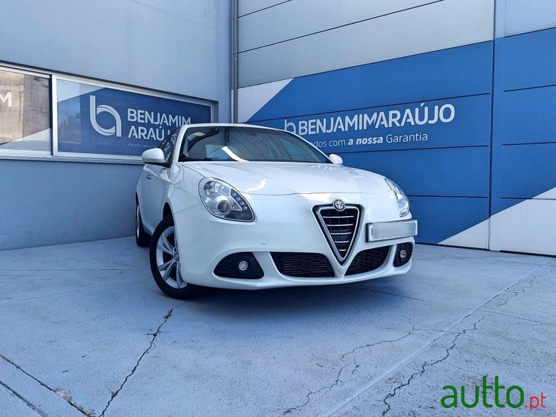 2013' Alfa Romeo Giulietta photo #1