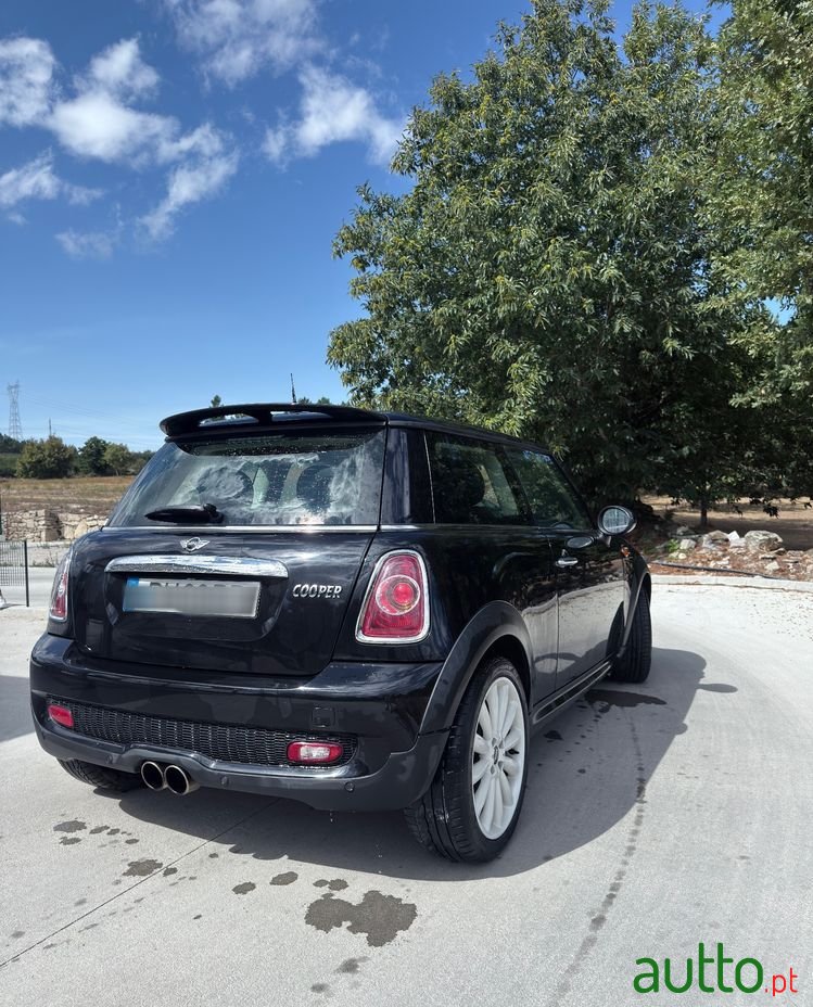 2010' MINI Cooper 3 Portas photo #4