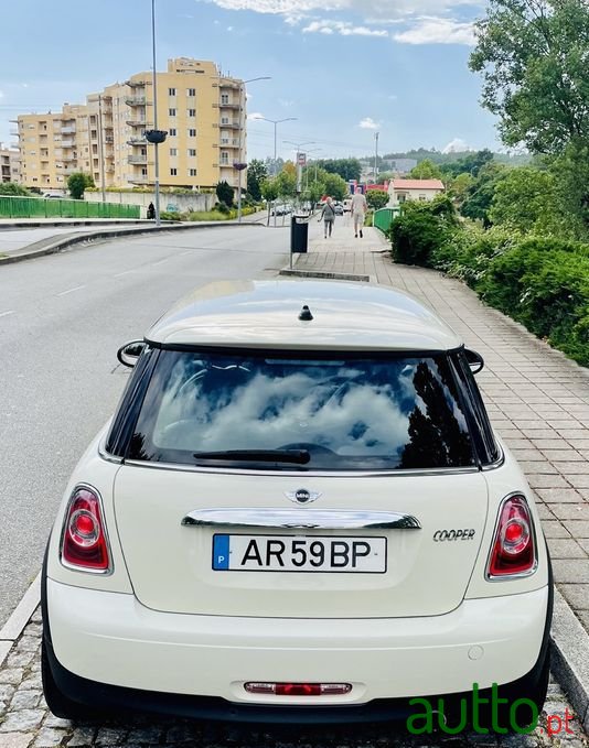 2011' MINI Cooper photo #2