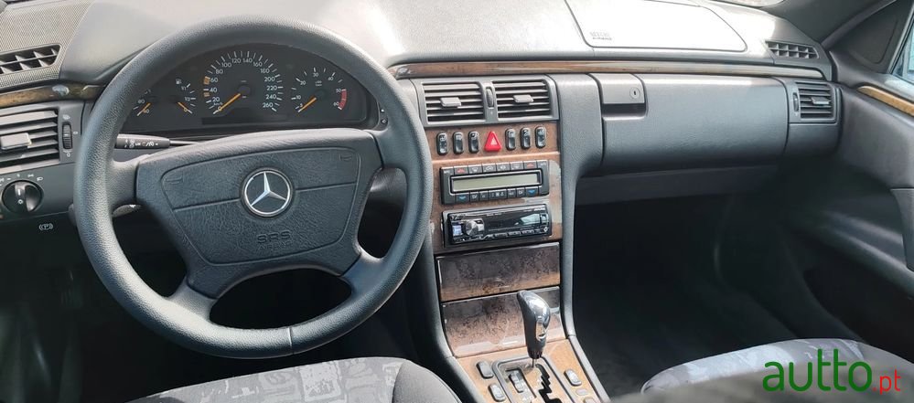 1998' Mercedes-Benz Classe E Td Classic photo #1