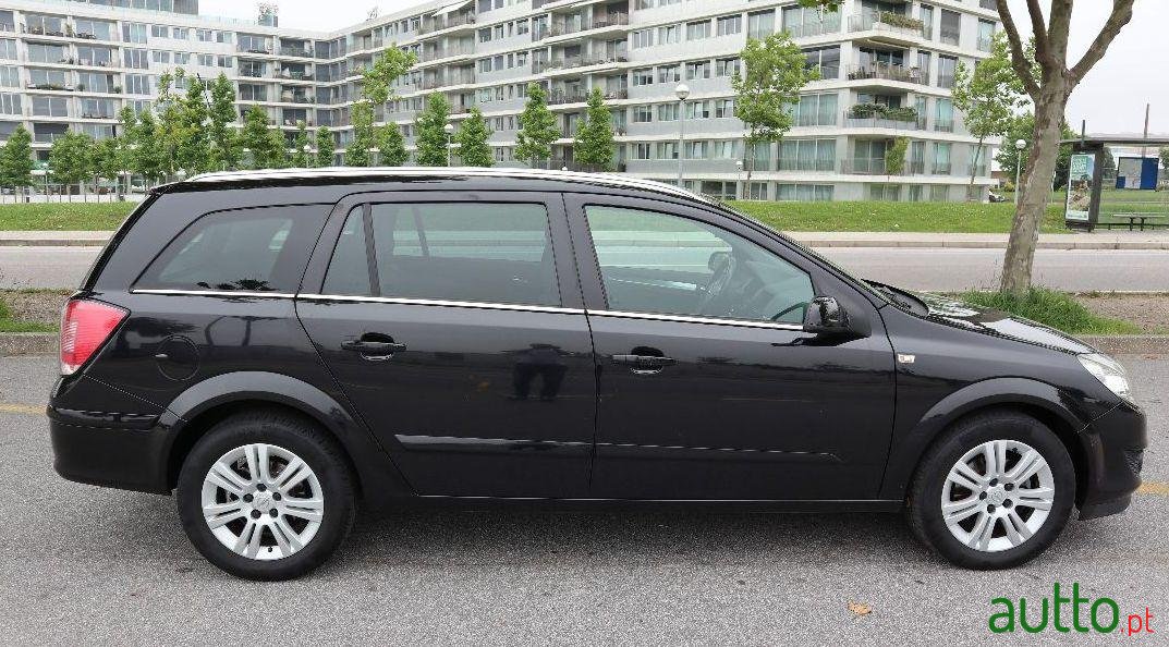 2007' Opel Astra Caravan photo #1