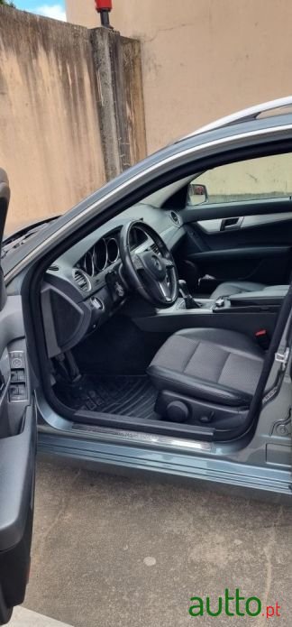 2011' Mercedes-Benz C-220 photo #4