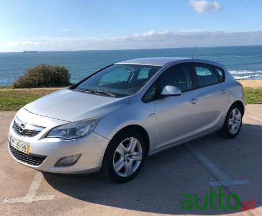 2010' Opel Astra photo #2