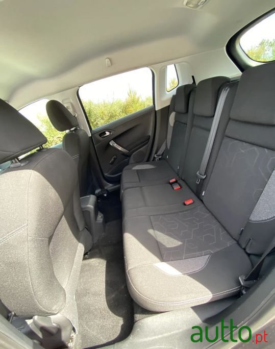 2017' Peugeot 2008 photo #6