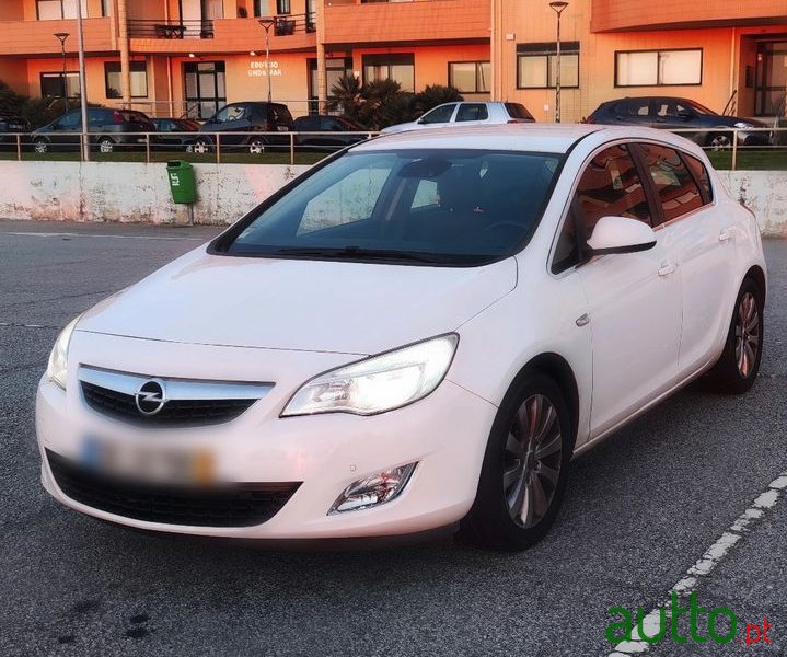 2010' Opel Astra photo #1