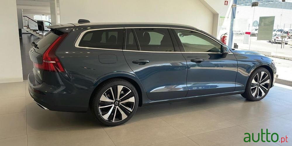 2022' Volvo V60 photo #2