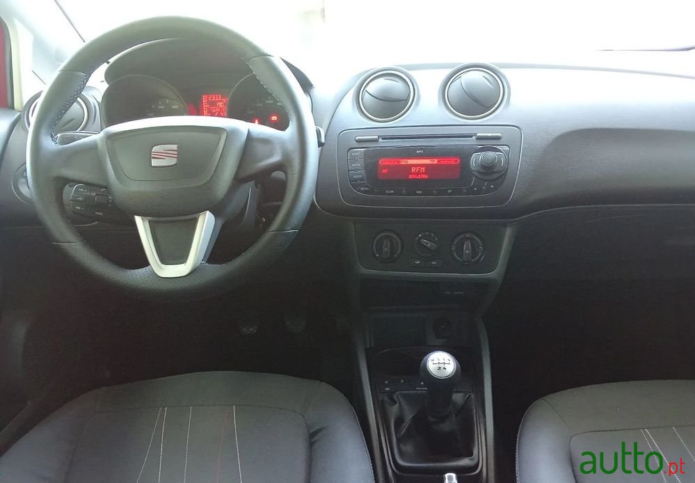 2011' SEAT Ibiza photo #5