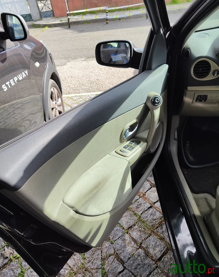 2007' Renault Clio photo #2