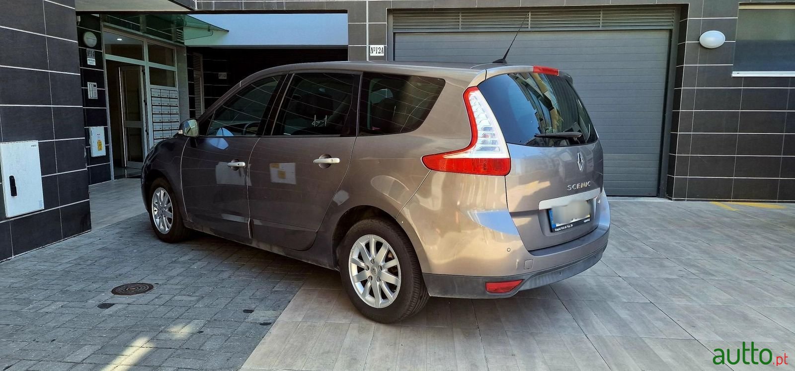 2010' Renault Grand Scenic photo #2