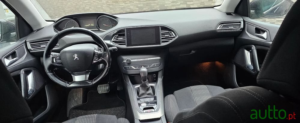 2017' Peugeot 308 Sw photo #2