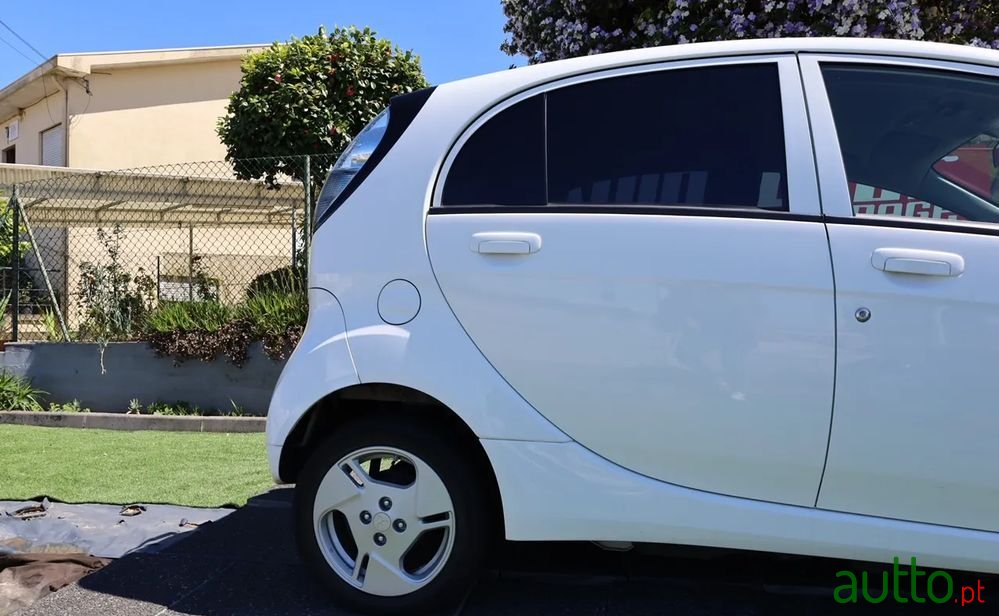 2015' Mitsubishi i-MiEV Invite photo #3