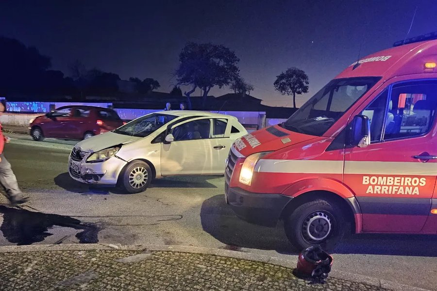 Colisão entre mota e carro faz um ferido grave na Feira