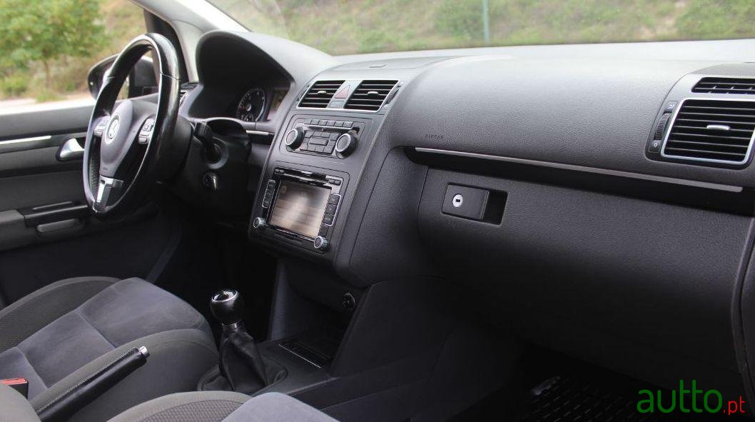 2011' Volkswagen Touran Nacional photo #2