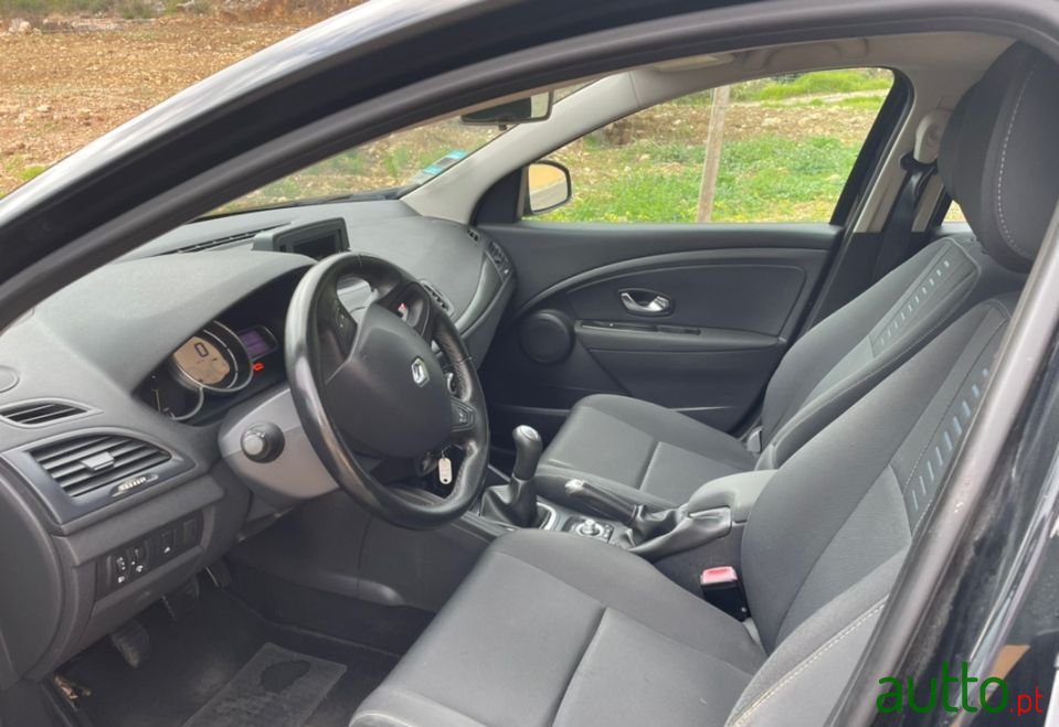 2011' Renault Megane Sport Tourer photo #2