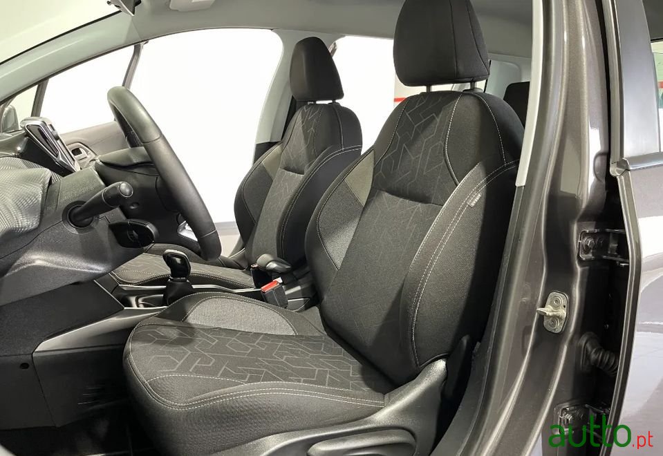 2016' Peugeot 2008 Active photo #5