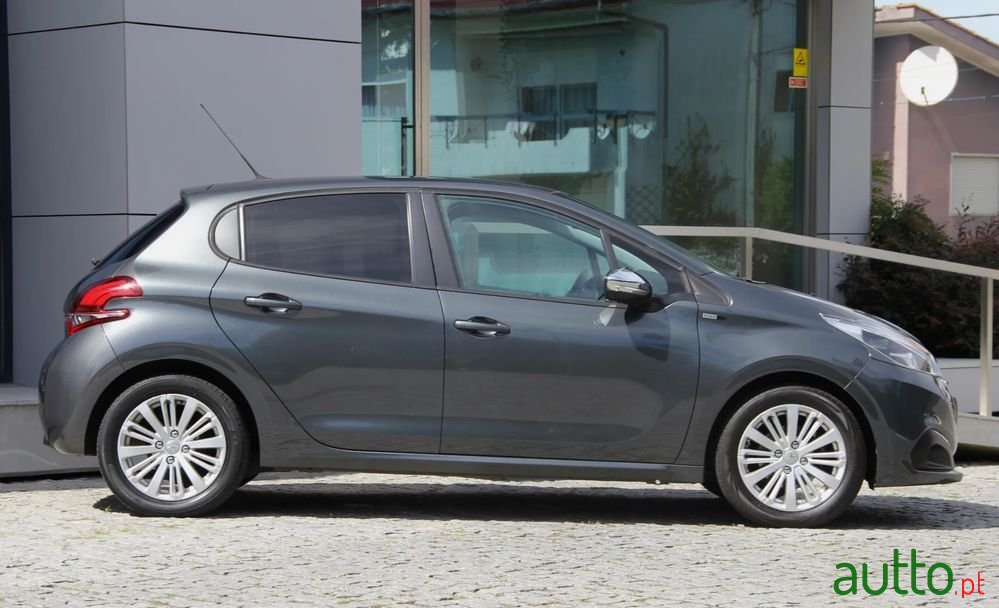 2017' Peugeot 208 1.2 Puretech Style photo #2