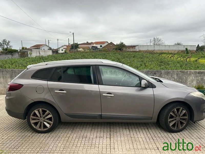 2010' Renault Megane Sport Tourer photo #2