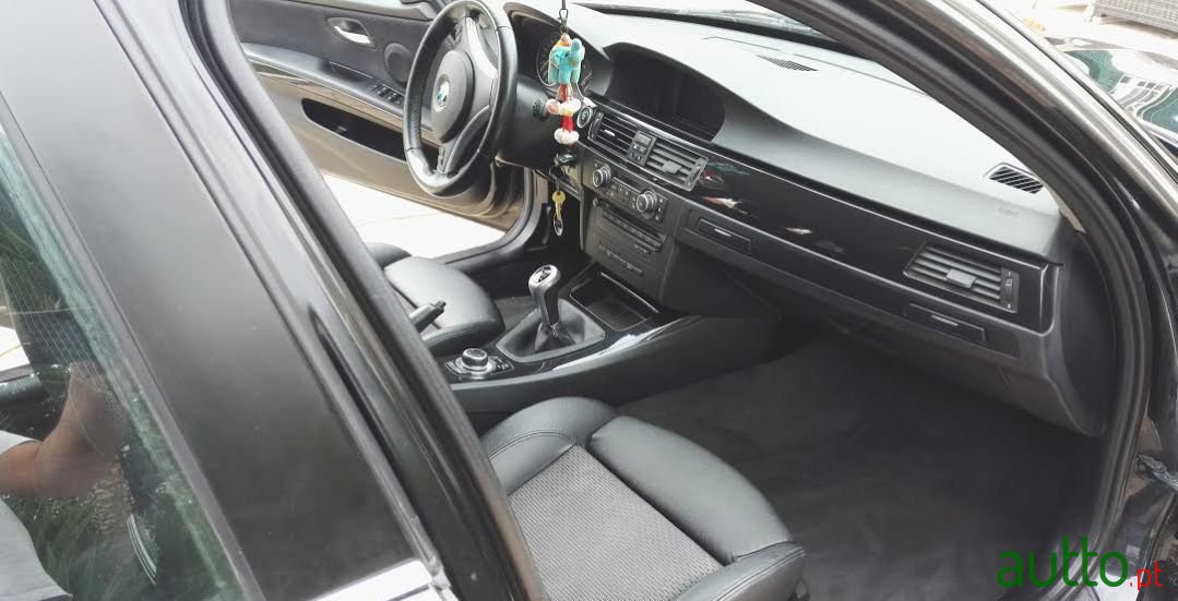 2011' BMW 320 photo #5