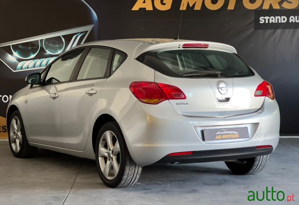 2010' Opel Astra photo #3
