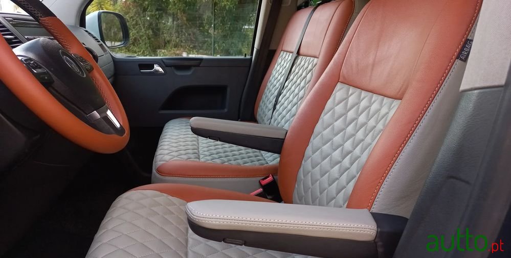 2015' Volkswagen Caravelle photo #5