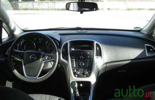 2012' Opel Astra Sport Tourer photo #2