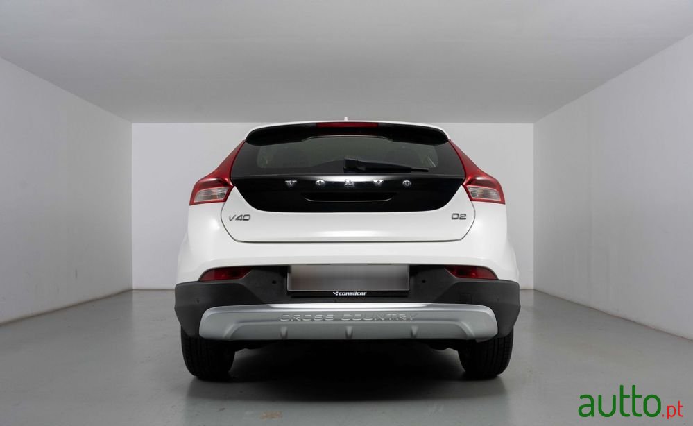 2015' Volvo V40 Cross Country photo #3