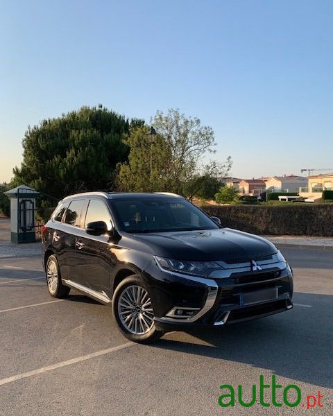 2020' Mitsubishi Outlander photo #4