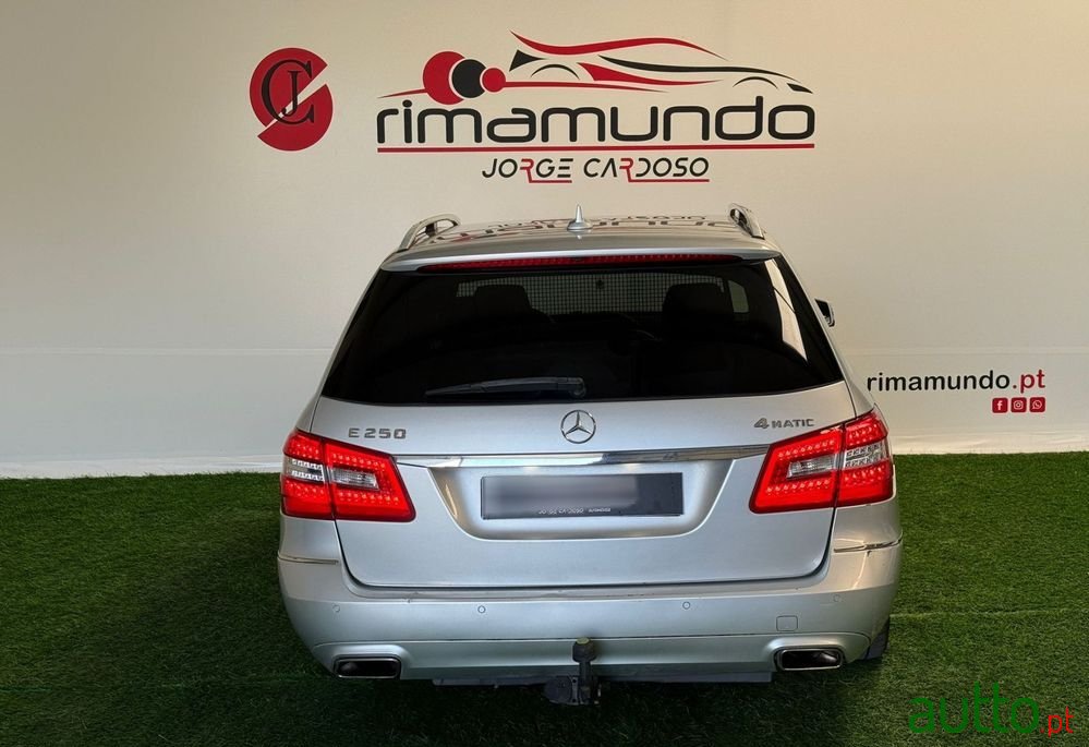 2011' Mercedes-Benz Classe E photo #5