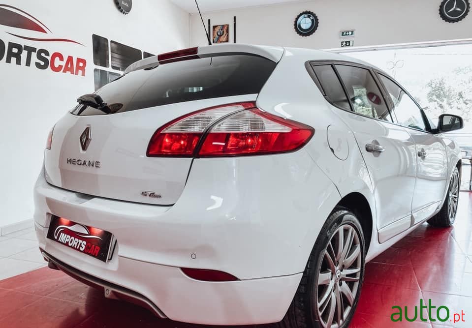 2011' Renault Megane photo #2