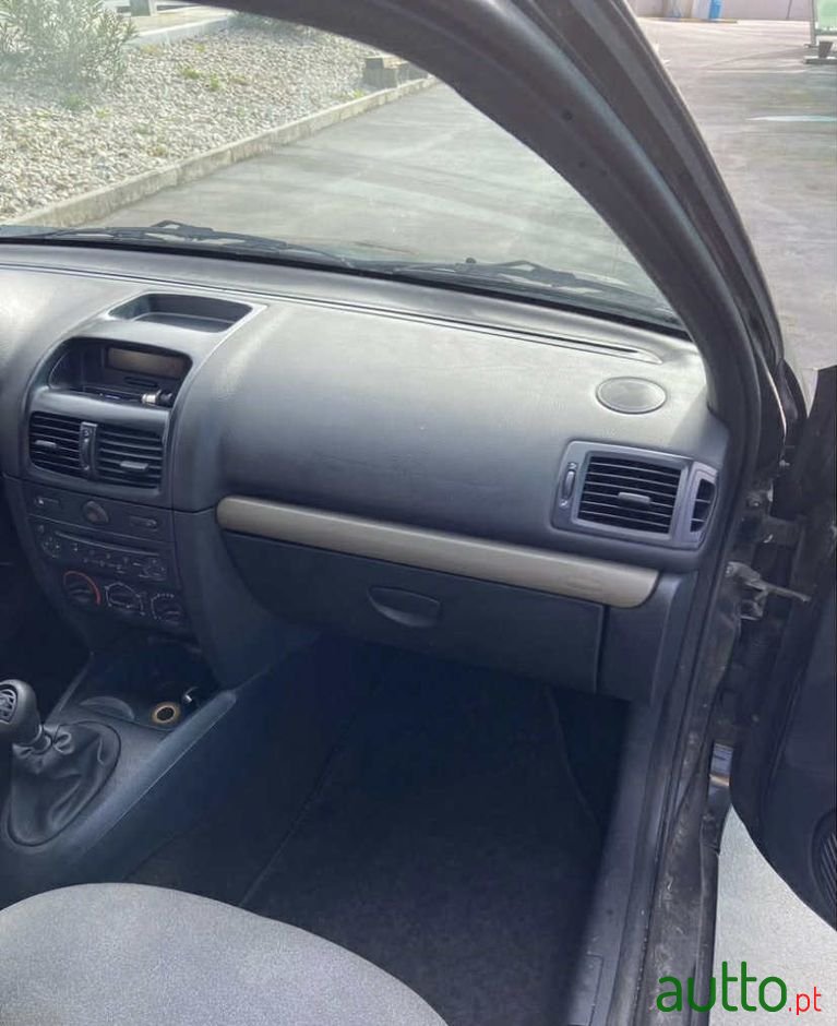 2004' Renault Clio photo #6