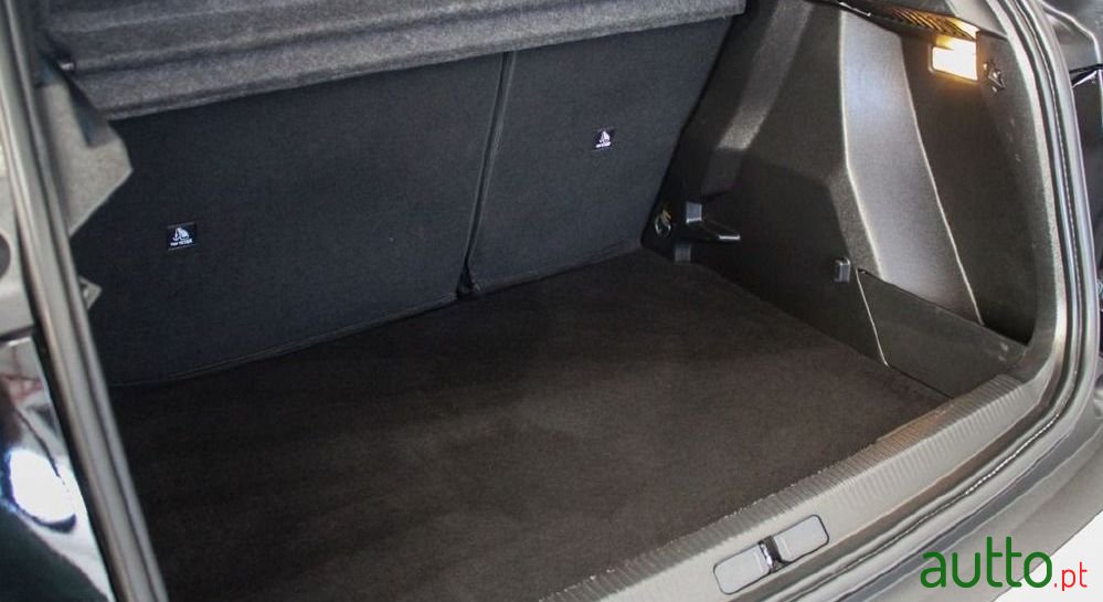 2023' Peugeot 2008 photo #6