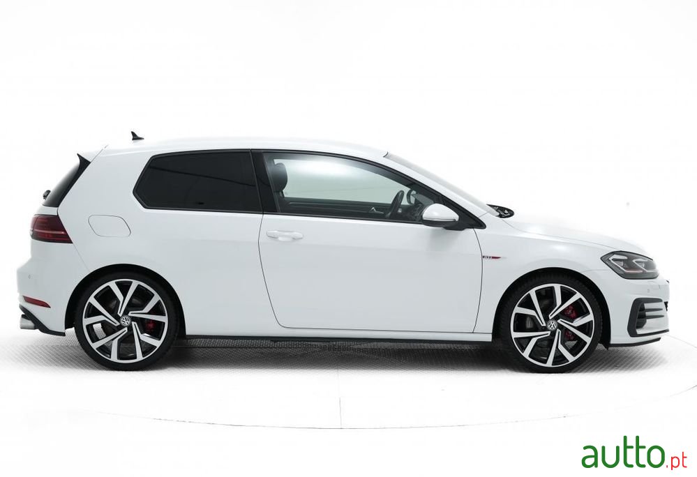 2017' Volkswagen Golf photo #2